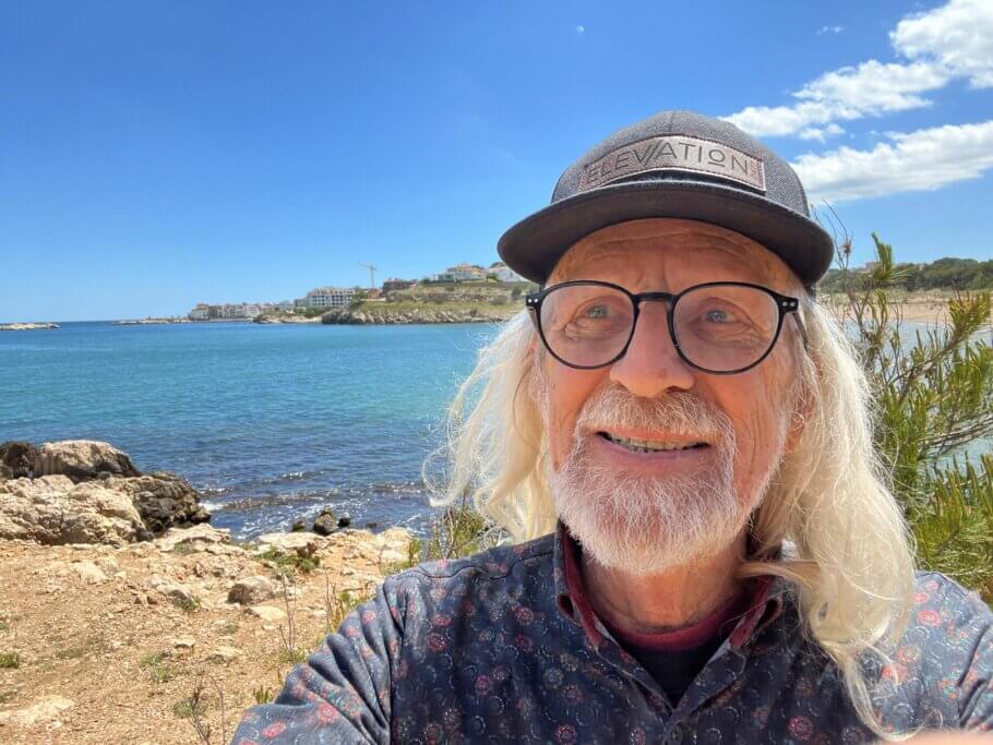 Walking with Jorge by the sea