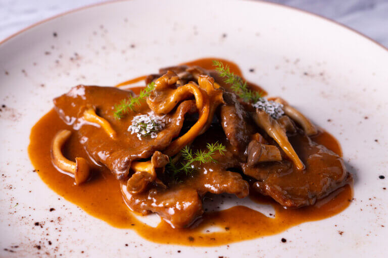 The fricandó combines fine fillets of beef, mushrooms and a delicious sauce