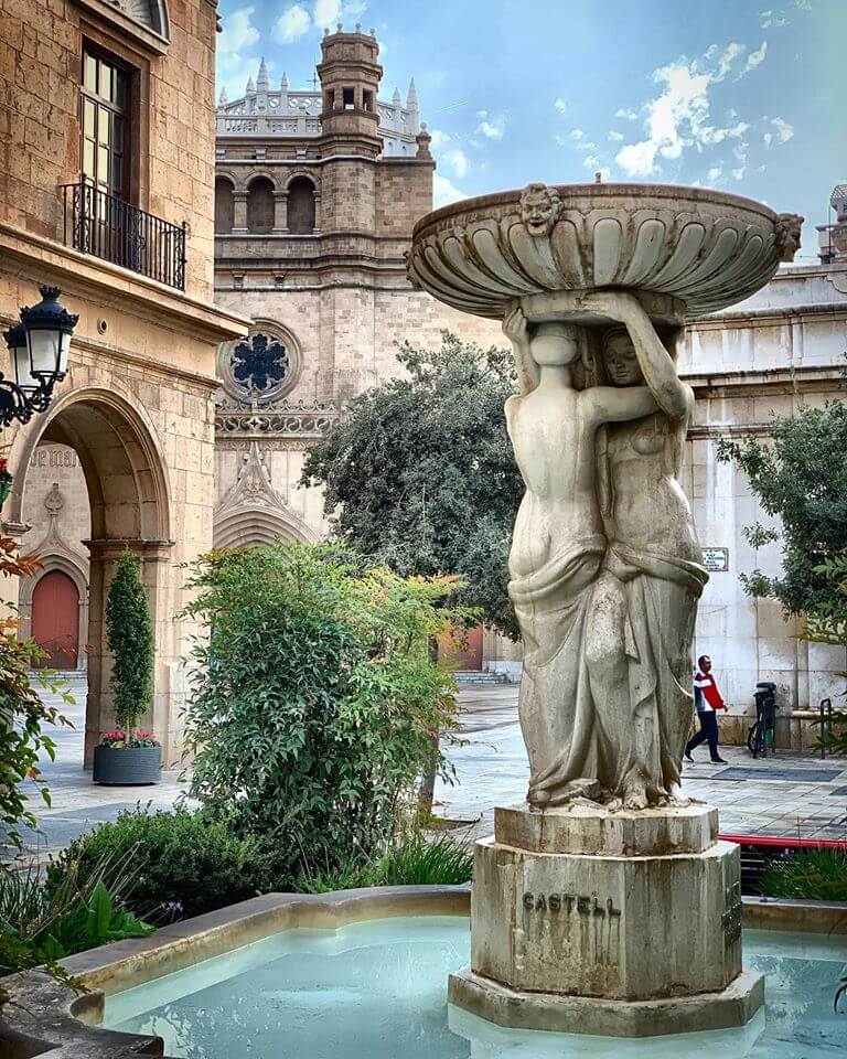 The statue of the artists is located in the Pescadería square in Castellón. The Tulbaghia violaceas that grow in the flowerbed surrounding it have also been the subject of controversy (Image: Castellón Turismo)
